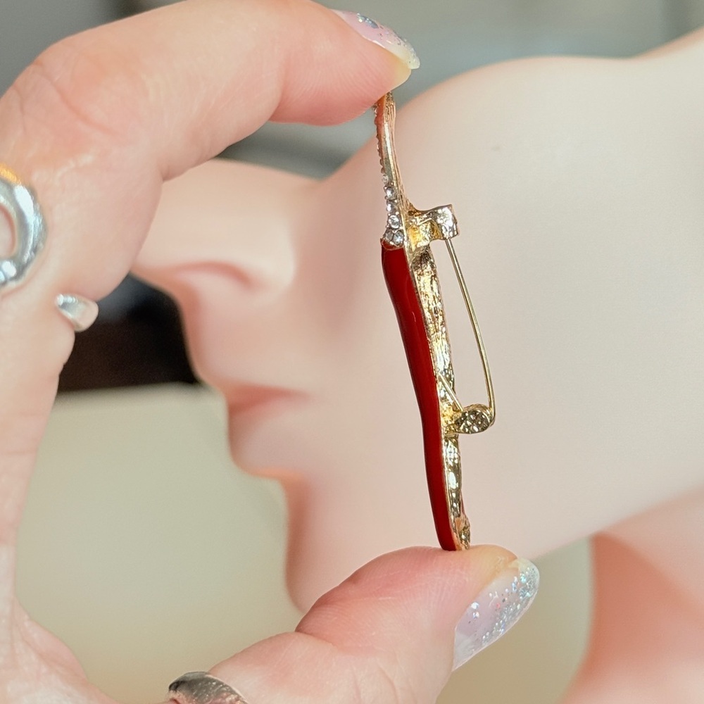 ⚜️ Elegant Gold and Red Enamel Brooch 🌶️ - Picture 6 of 10